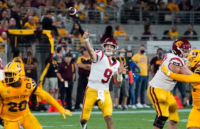USC's Kedon Slovis throws a pass vs Arizona State
